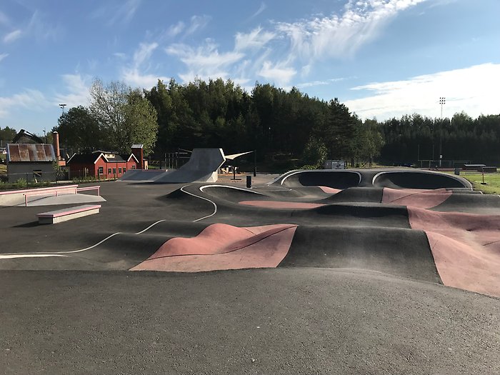 Skatepark och pumptrack i aktivitetsparken
