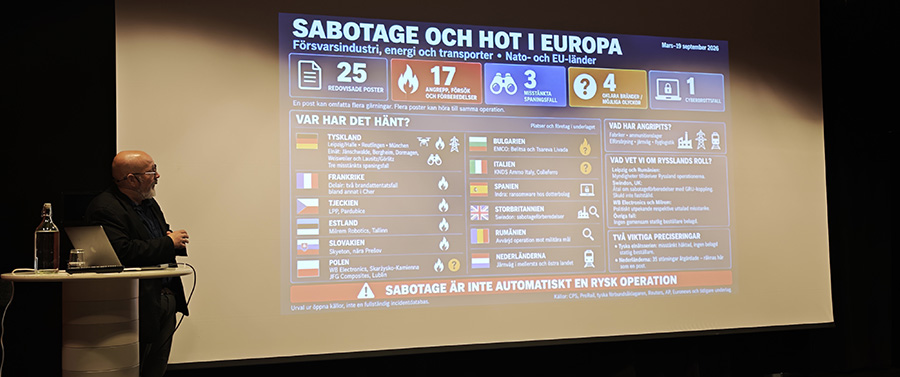 Föreläsare Patrik Oksanen tittar på skärmen medan han föreläser.