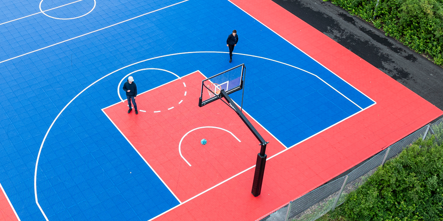 Två pojkar spelar basket på Pias Court i Bollstanäs. Fotograf är Jesper Lundberg. 