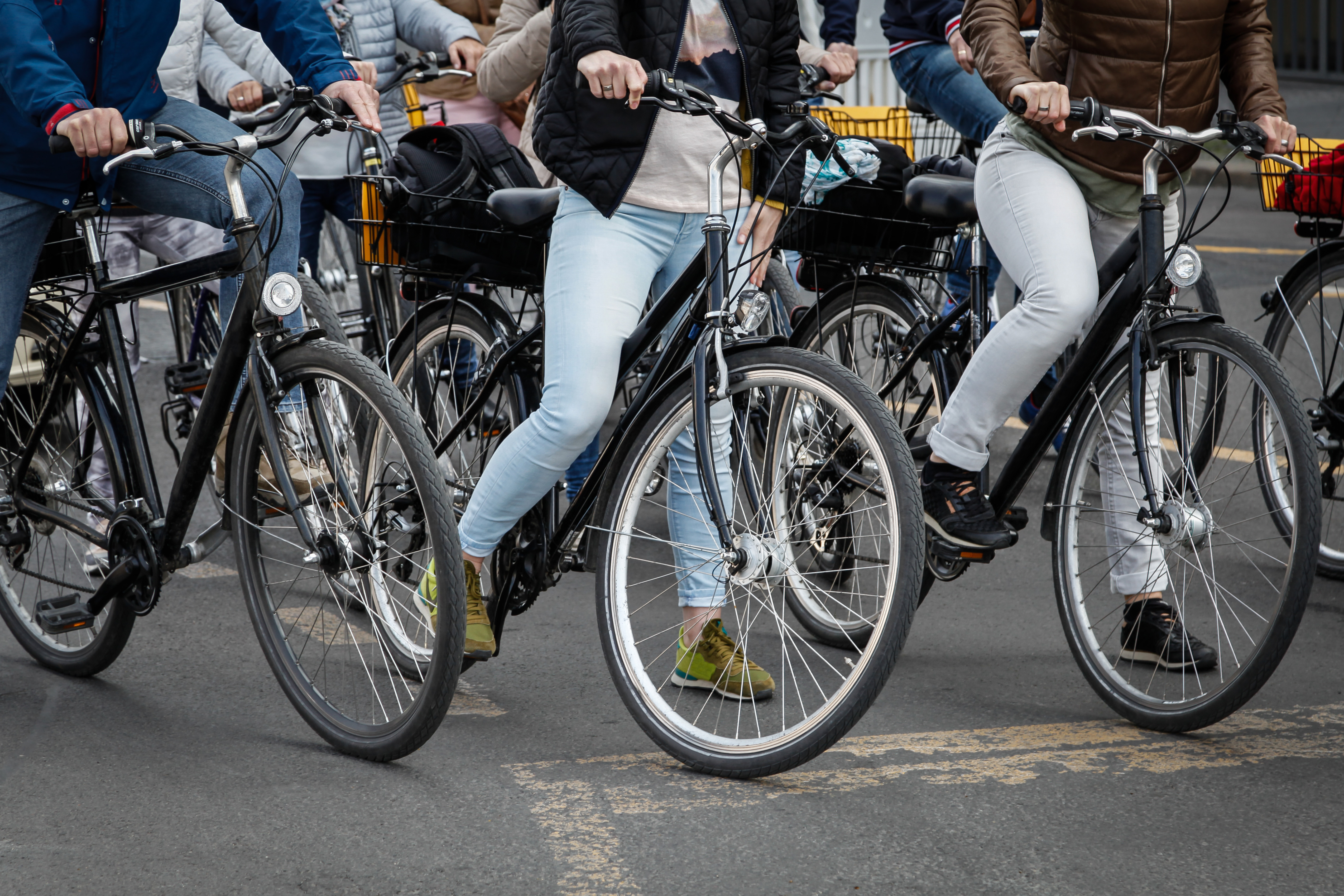 Flera olika cyklar med människor på.