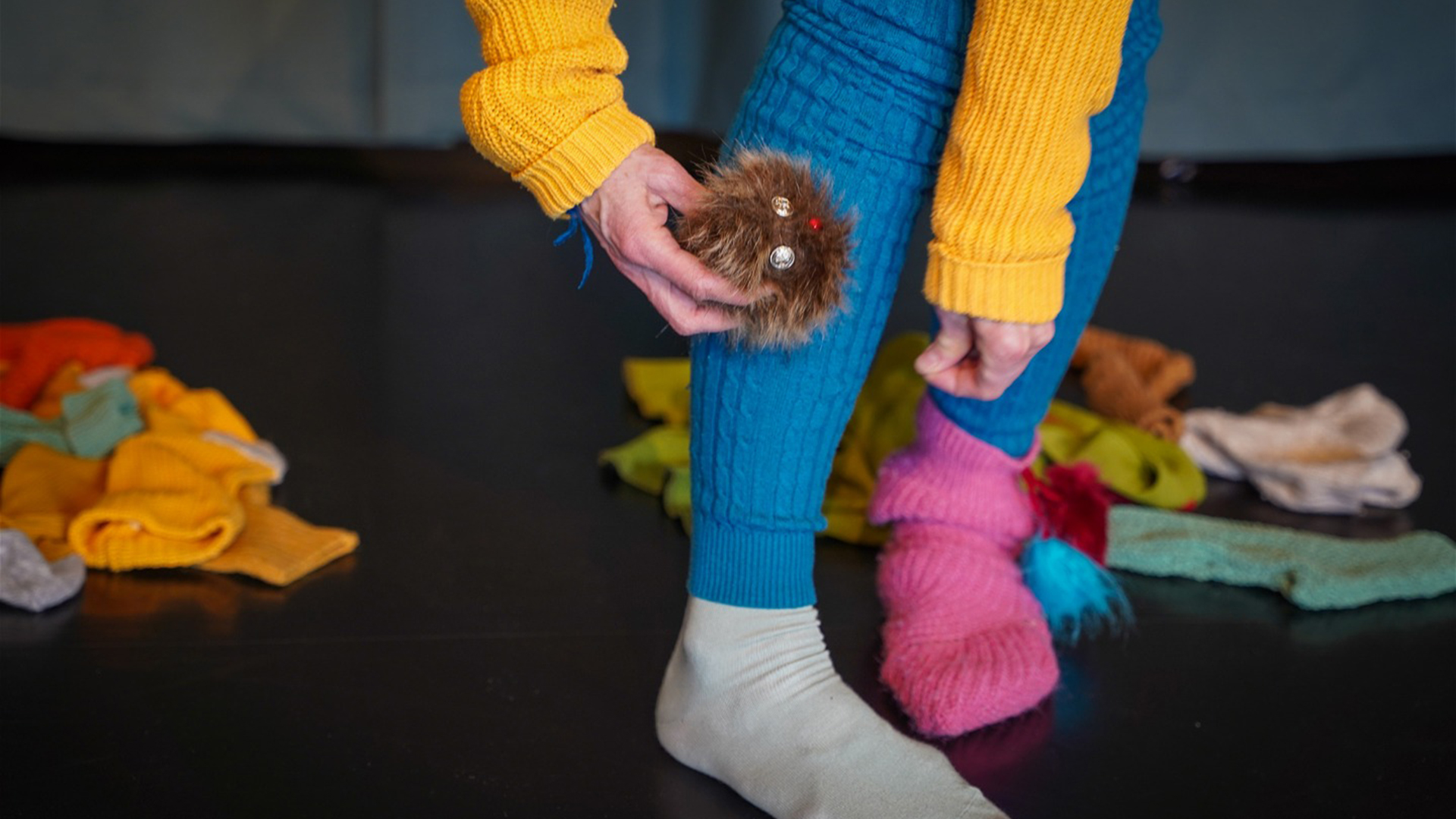 Blandade färgglada sockor.