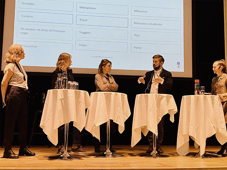 På scenen sitter kommunstyrelsens ordförande Oskar Weinmar samt gästföreläsarna Mia Wahlström, Charlotta Melander och Åsa Wilke deltog som deltar i en paneldebatt. På scenen syns också moderatorn Karin Hallgren.