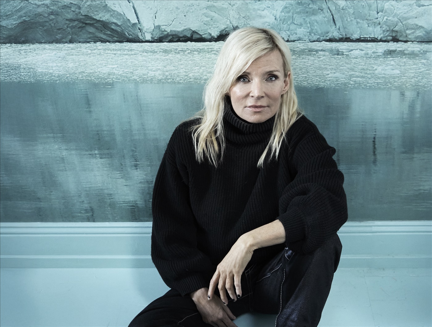 Bea Uusma. Hon har ljust hår och tittar mot kameran.