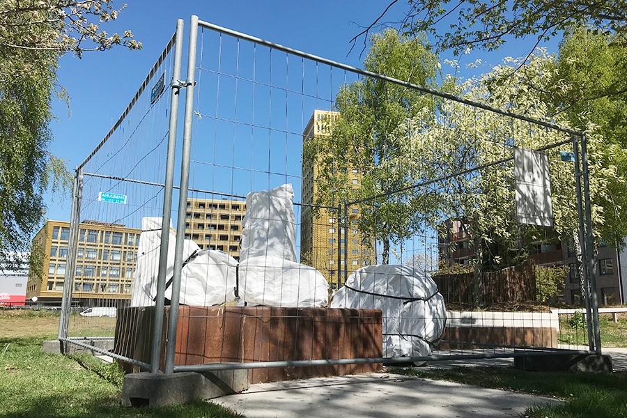 Konstverket som står övertäckt i Blå Parken och omgärdas av byggstängsel fram till invigningsdagen på lördag. 