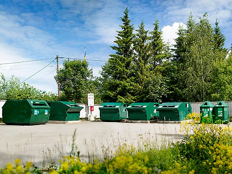 Bild på återvinningscentralen med gröna container på Harvavägen. 