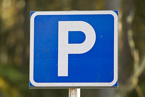 Parkeringsskylt med blåbakgrund och bokstaven P i vitt. 