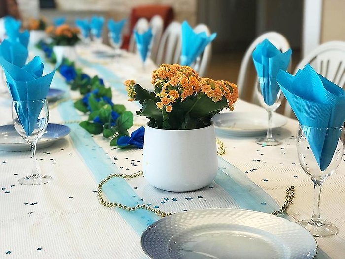 Dukat bord med ljusblåa servetter i glasen.