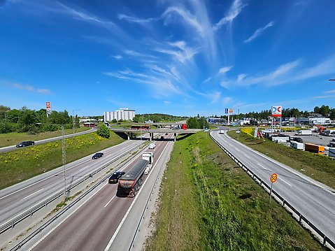 Vy över E4 med trafikplats Glädjen i Upplands Väsby.