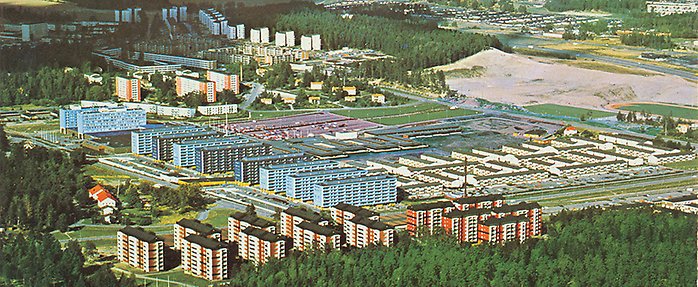 Dragonvägen med de blå husen och Väsby Centrum. Bilden är från 1970-talet.