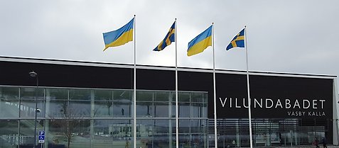 Två ukrainska flaggor i blått och gult hissade utanför Vilundahallen tillsammans med två svenska flaggor.