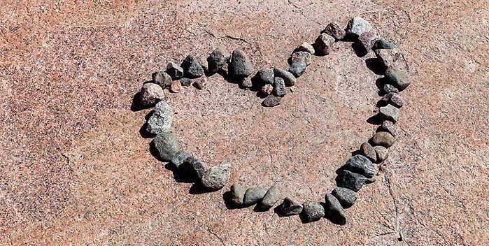 Hjärta bildat av mindre stenar