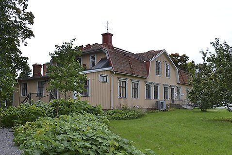Exteriör bild av gula trävillan Stora Vilunda som blir ny samlingsplats för Väsbys seniorer.