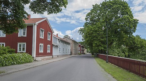 Bild på en väg och längs vägen står flera hus